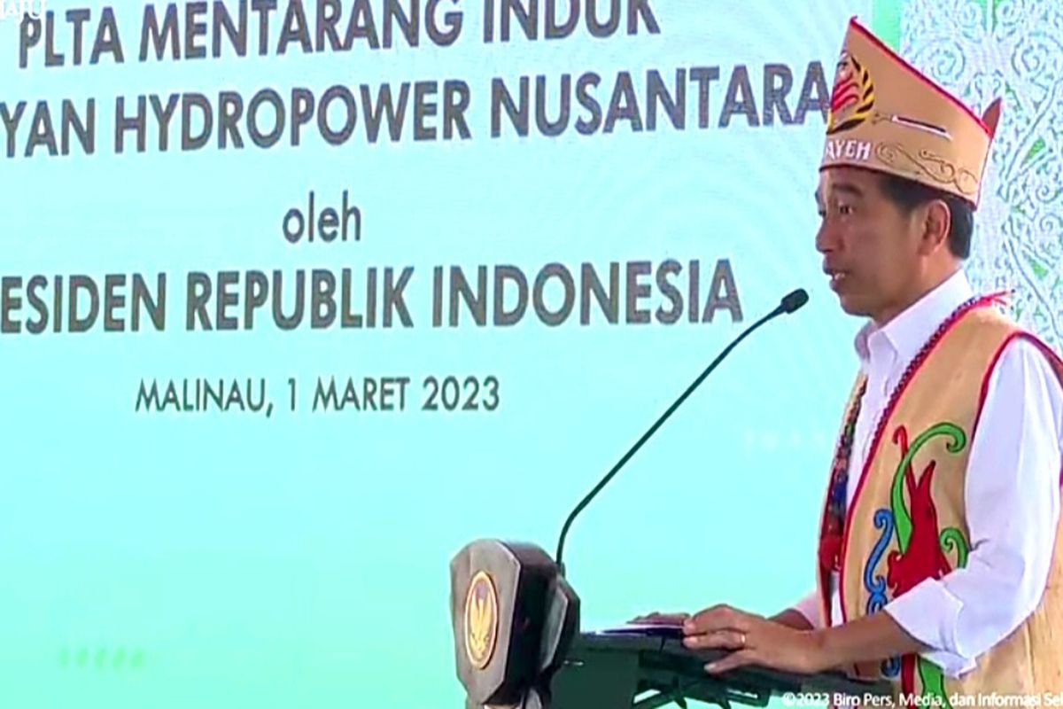 Presiden Joko Widodo saat meresmikan peletakan batu pertama (groundbreaking) pembangunan Pembangkit Listrik Tenaga Air (PLTA) Mentarang Induk di Malinau, Kalimantan Utara, Rabu (1/3/2023).
