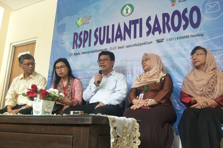 Press conference kondisi pasien positif dan pasien dalam pengawasan Covid-19 di RSPI Sulianti Saroso, Jakarta Utara, Senin (9/3/2020)