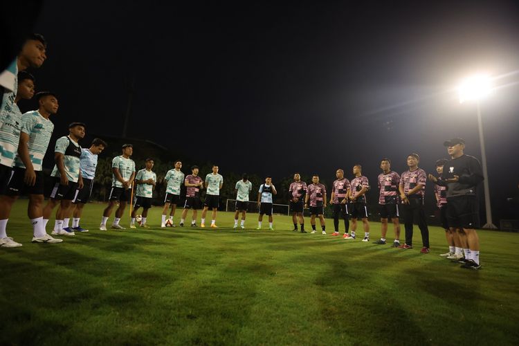 Timnas Indonesia sudah melakoni sesi latihan perdana seusai sampai di Vietnam pada Sabtu (23/3/2024). Timnas Indonesia tengah mempersiapkan diri untuk bertanding melawan Vietnam dalam Kualifikasi Piala Dunia 2026 Zona Asia. Laga Vietnam vs Indonesia bergulir di Stadion Nasional My Dinh, Hanoi, pada Selasa (26/3/2024) malam WIB.