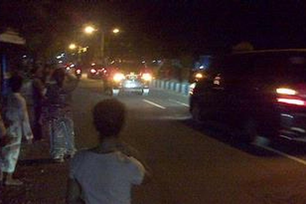 Konvoi mobil Presiden SBY saat melintas di Kecamatan Kraksaan, Kabupaten Probolinggo.