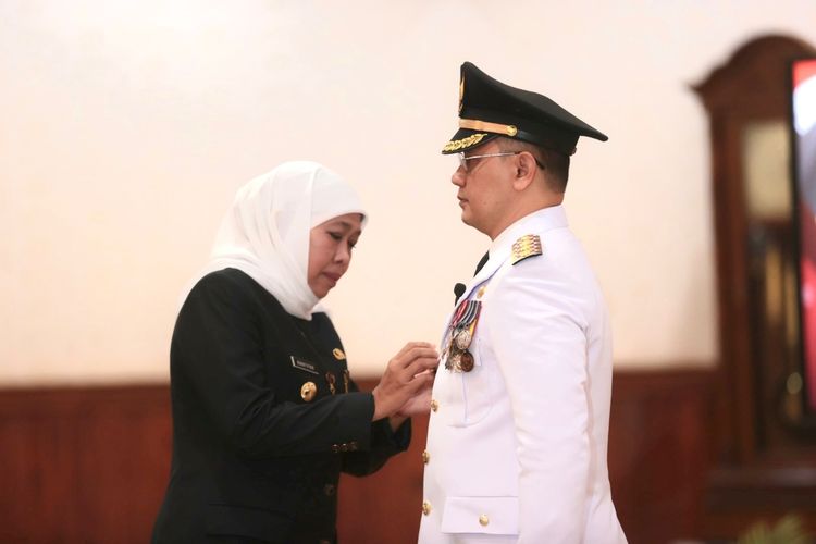 Gubernur Khofifah lantik Kepala BPSDM Jatim Aries Agung Paewai sebagai Pj Wali Kota Batu di Gedung Negara Grahadi Surabaya, Kamis (19/1/2023).