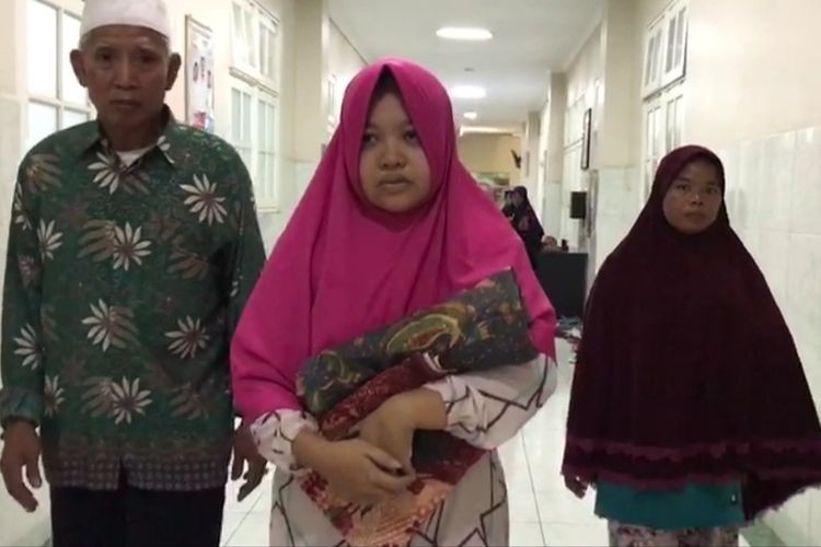 Adriana mengendobg jenazah bayi perempuannya, yang meninggal karena tak mampu bertahan setelah 5 hari dirawat