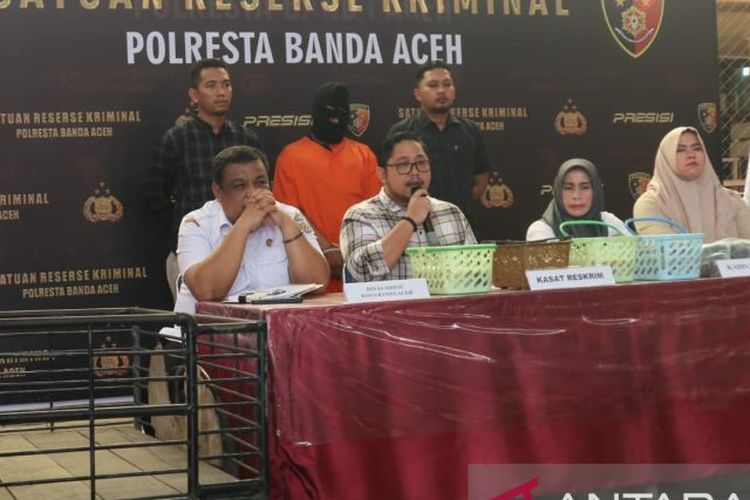 Konferensi pers Unit PPA Satreskrim Polresta Banda Aceh terkait kasus dugaan eksploitasi anak di bawah umur, di Banda Aceh, Rabu (5/7/2023).