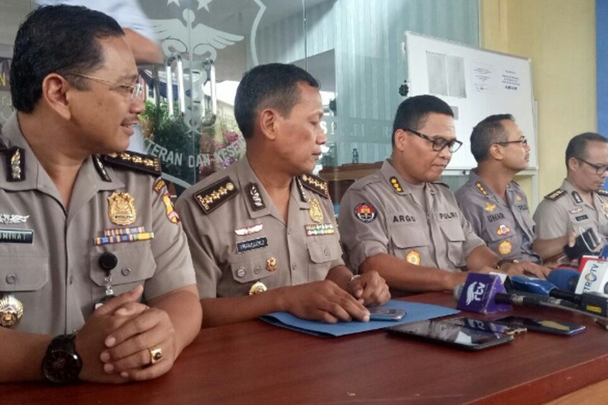Kabid Humas Polda Metro Jaya Kombes Argo Yuwono saat menyampaikan identifikasi tiga jenazah korban ledakan pabrik mercon Tangerang, di RS Polri, Sabtu (28/10/2017).