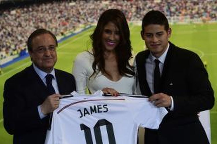 Presiden Real Madrid, Florentino Perez (kiri), striker baru Madrid James Rodriguez (kanan) dan istrinya, Daniela Ospina, berpose saat perkenalan Rodriguez sebagai pemain baru Madrid di Santiago Bernabeu, 22 Juli 2014. 