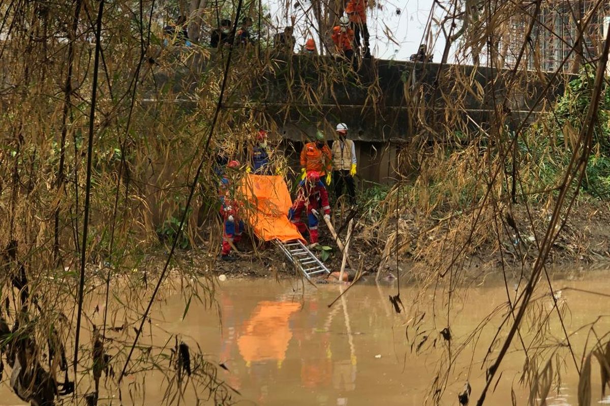 Evakuasi mayat pria tanpa identitas di aliran Kali Angke, Cengkareng, Jakarta Barat, Senin (13/11/2023). 