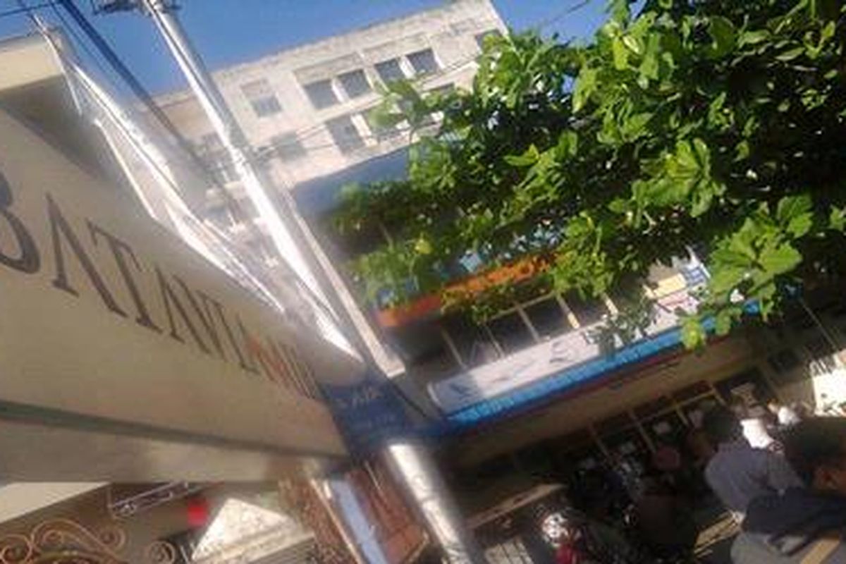 Penumpang menunggu kepastian refund tiket di kantor Batavia Air, Jalan HOS Cokroaminoto, Kota Pontianak, Kalbar, Kamis (31/1/2013) pagi.