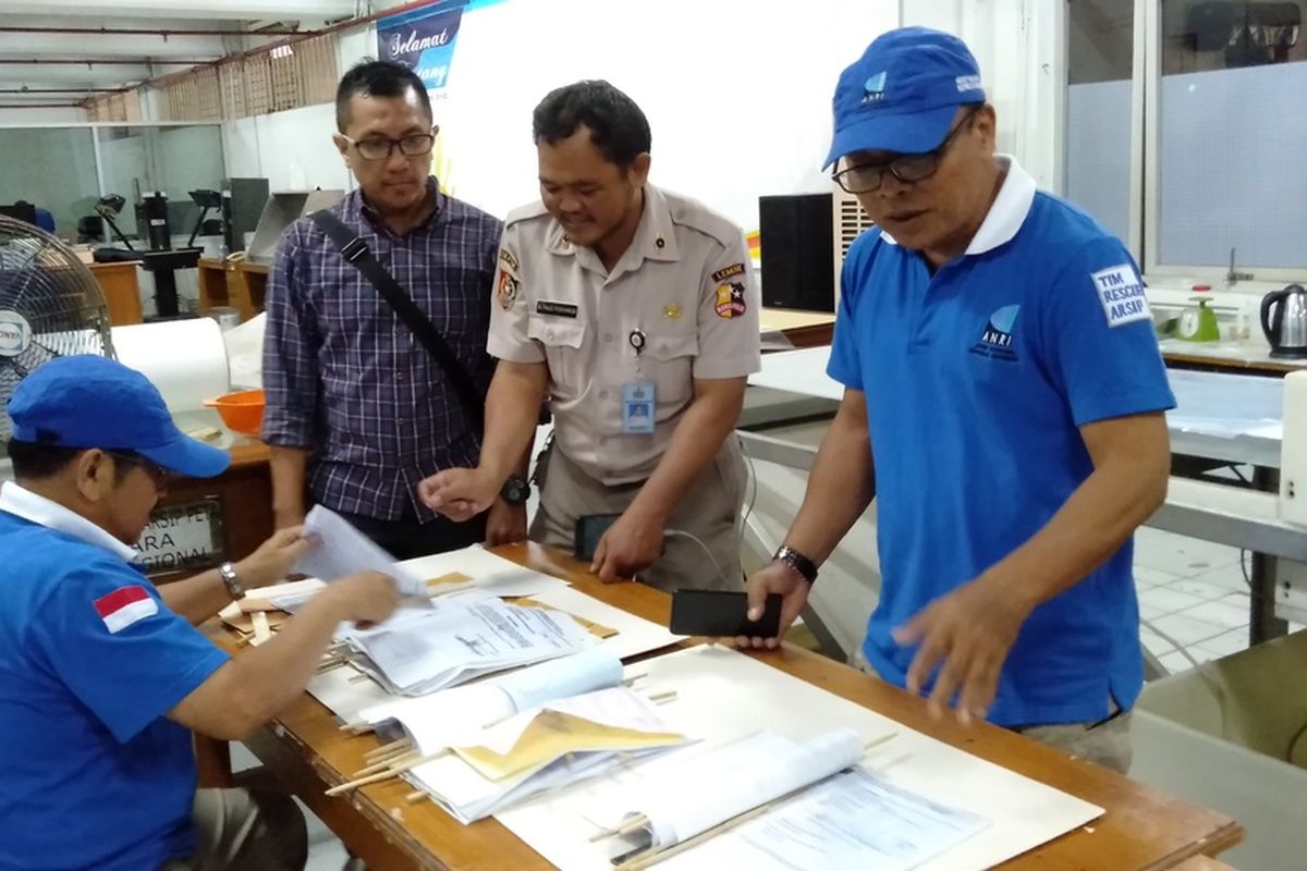 proses perbaikan surat - surat penting yang dilakukan pihak Arsip Nasional Republik Indonesia (ANRI), Kamis (2/1/2019)