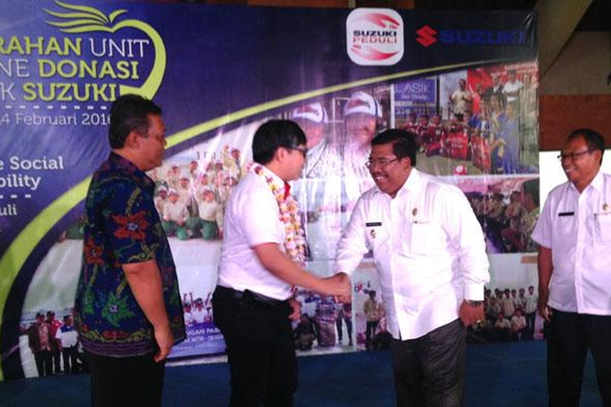 Bupati Buleleng, Agus Suradnyana (kanan) bersalaman dengan Davy J Tuilan, 4W Deputy Director SIS kiri, ketika menyerahkan donasi mesin di SMKN 3, Singaraja.