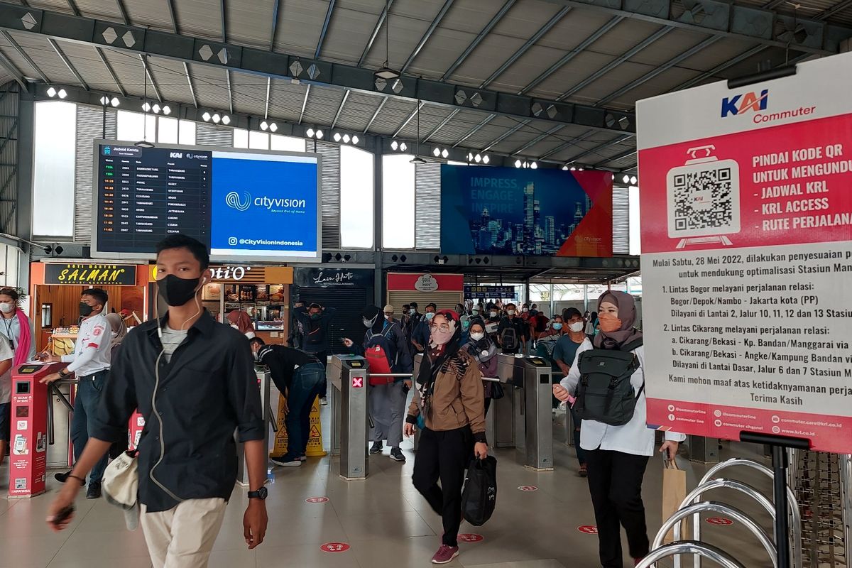 Sejumlah penumpang tiba di Stasiun Tanah Abang pada Senin (30/5/2022) pagi.
