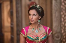 Bintang Film Aladdin Naomi Scott Kenakan Headpiece Karya Rinaldy A Yunardi