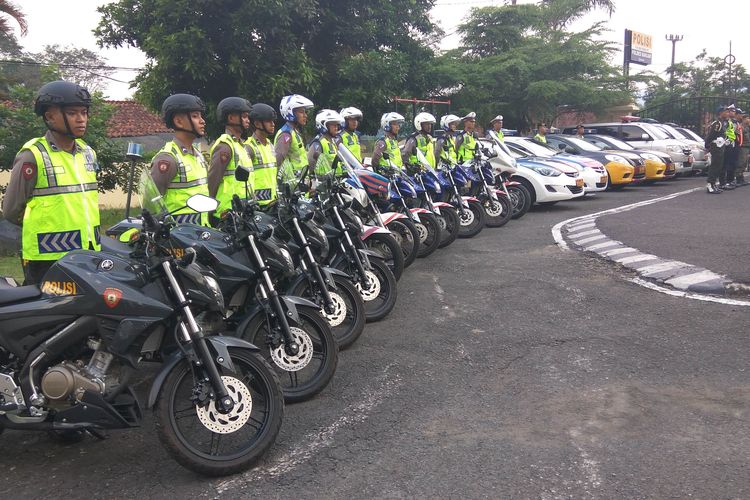 Petugas kepolisian mengikuti apel gelar pasukan Operasi Ketupat Lodaya 2019 di Mapolres Banjar, Selasa sore (28/5/2019).