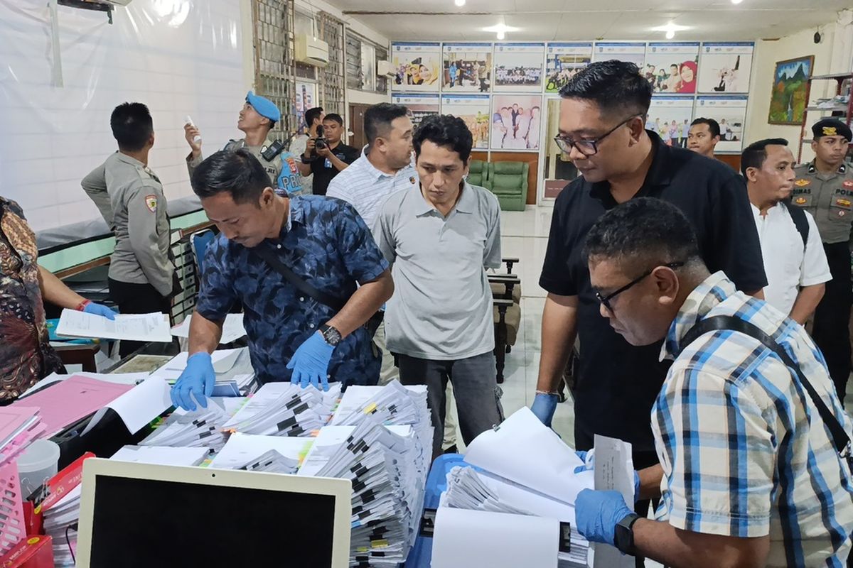 Geledah Ruang Kepala Bidang SMK NTB, Polisi Sita 4 Kardus Dokumen