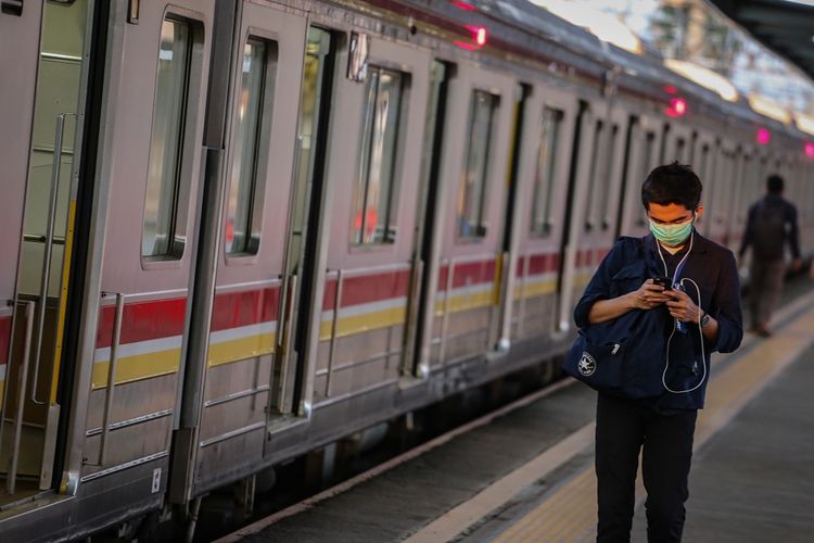 Seorang penumpang berjalan di peron Stasiun Tangerang di Banten, Senin (20/4/2020). Kepala Badan Pengelola Transportasi Jabodetabek (BPJT) Polana P Pramesti mengatakan pengguna moda transportasi KRL mengalami penurunan pada Maret 2020 sebesar 30,38 persen menjadi sekitar 598 ribu penumpang per hari dari jumlah penumpang pada Januari 2020 sebanyak 859 ribu orang per hari. ANTARA FOTO/Fauzan/wsj.