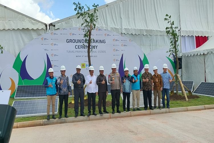Penanaman pohon yang dilakukan secara simbolis pada rangkaian acara Groundbreaking Ceremony di Kawasan Tunas Prima Industrial Estate, Kabil, Batam, Selasa (19/9/2023) 