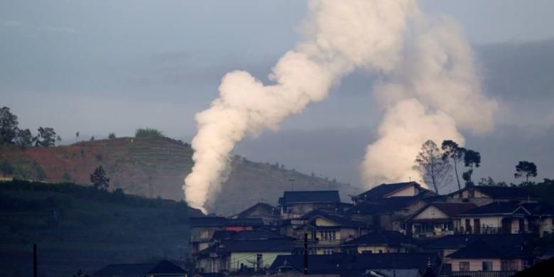 Gas buang keluar dari pipa panas bumi Pembangkit Listrik Tenaga Panas Bumi (PLTP) Dieng yang dikelola PT Geo Dipa Energi di Kecamatan Batur, Kabupaten Banjarnegara, Jawa Tengah, Minggu (14/4/2013). Potensi panas bumi di Dieng sebagai energi terbarukan sebenarnya sangat besar, yakni mencapai 400 megawatt.