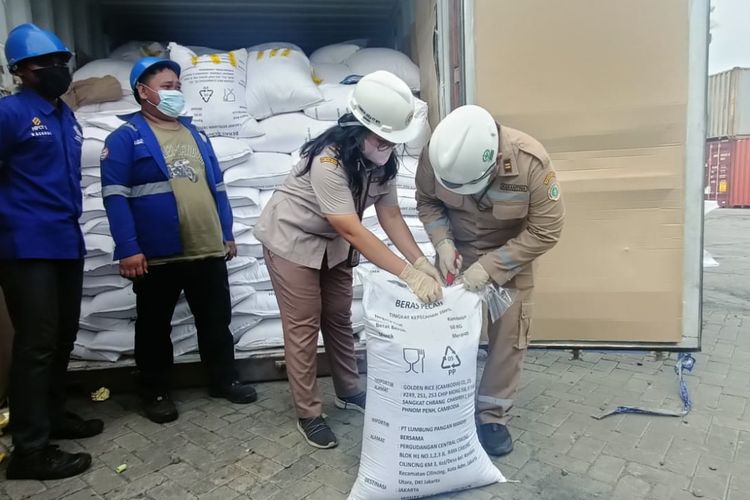 Balai Karantina Pelabuhan Tanjung Priok menyita 250 ton beras impor asal Kamboja, Kamis (30/12/2021).  