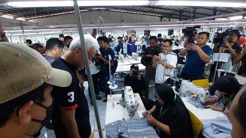 Saat Ganjar Diteriaki "Presiden" Ketika Kunjungi Pabrik Garmen di Banjarnegara...