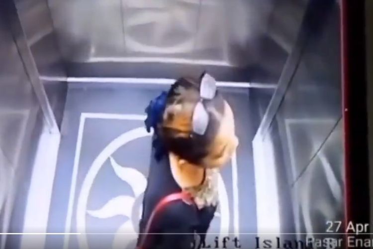Rekaman kamera CCTV yang memperlihatkan detik-detik Aisiah Sinta Dewi (38), warga Medan, Sumatera Utara, terjatuh dari lift Bandara Kualanamu, Deli Serdang, Sumut.