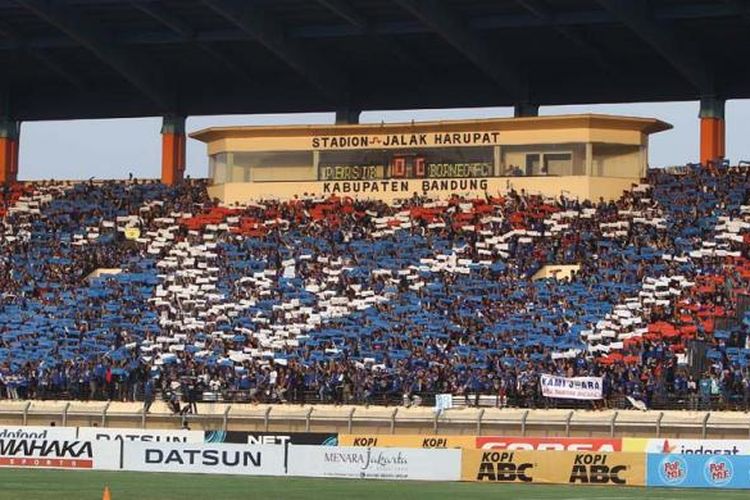 Salah satu koreografi yang ditampilkan Bobotoh saat mendukung Persib Bandung melawan tamunya Pusamania Borneo FC pada semifinal kedua Piala Presiden 2015 di Stadion Si Jalak Harupat, Soreang, Bandung, Jawa Barat, Sabtu (26/9/2015).