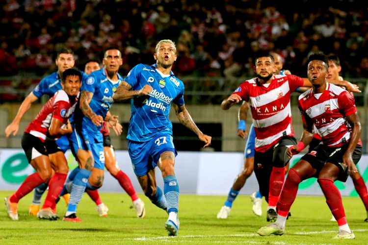 Pemain Persib Bandung Ciro Alves dan pemain Madura United siap menghalau bola saat laga pekan ke-18 Liga 1 2023-2024 yang berakhir dengan skor 1-0 di Stadion Gelora Bangkalan, Rabu (1/11/2023) malam. Artikel ini berisi jadwal final Championship Series Liga 1. 