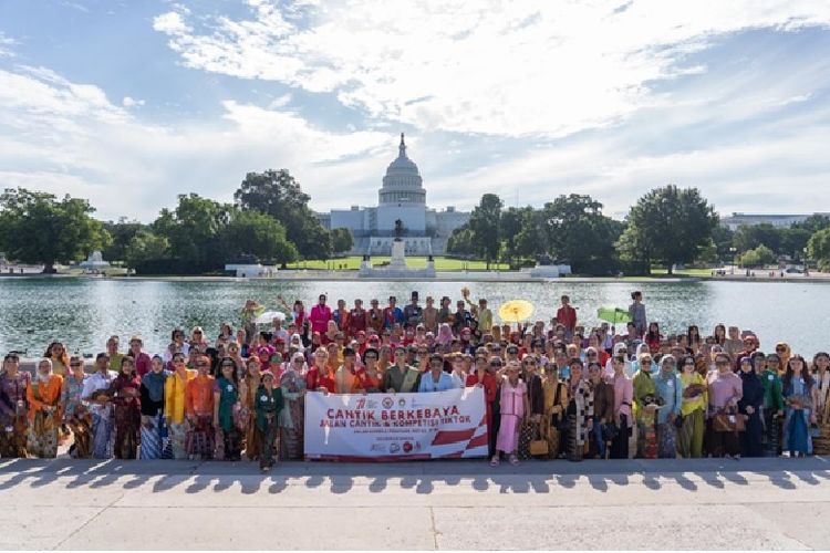 Peserta Cantik Berkebaya foto bersama di Reflection Pool Gedung Capitol.