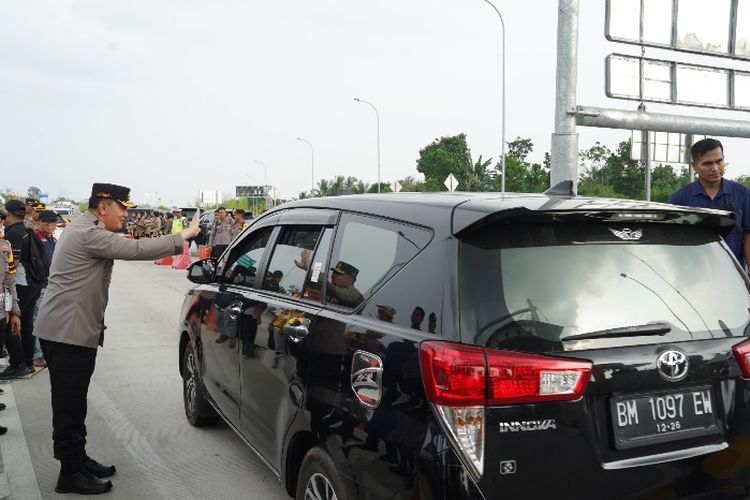 Kapolda Riau Irjen Mohammad Iqbal saat memantau arus lalu lintas balik di jalan tol Pekanbaru-Bangkinang pada Minggu (14/4/2024).