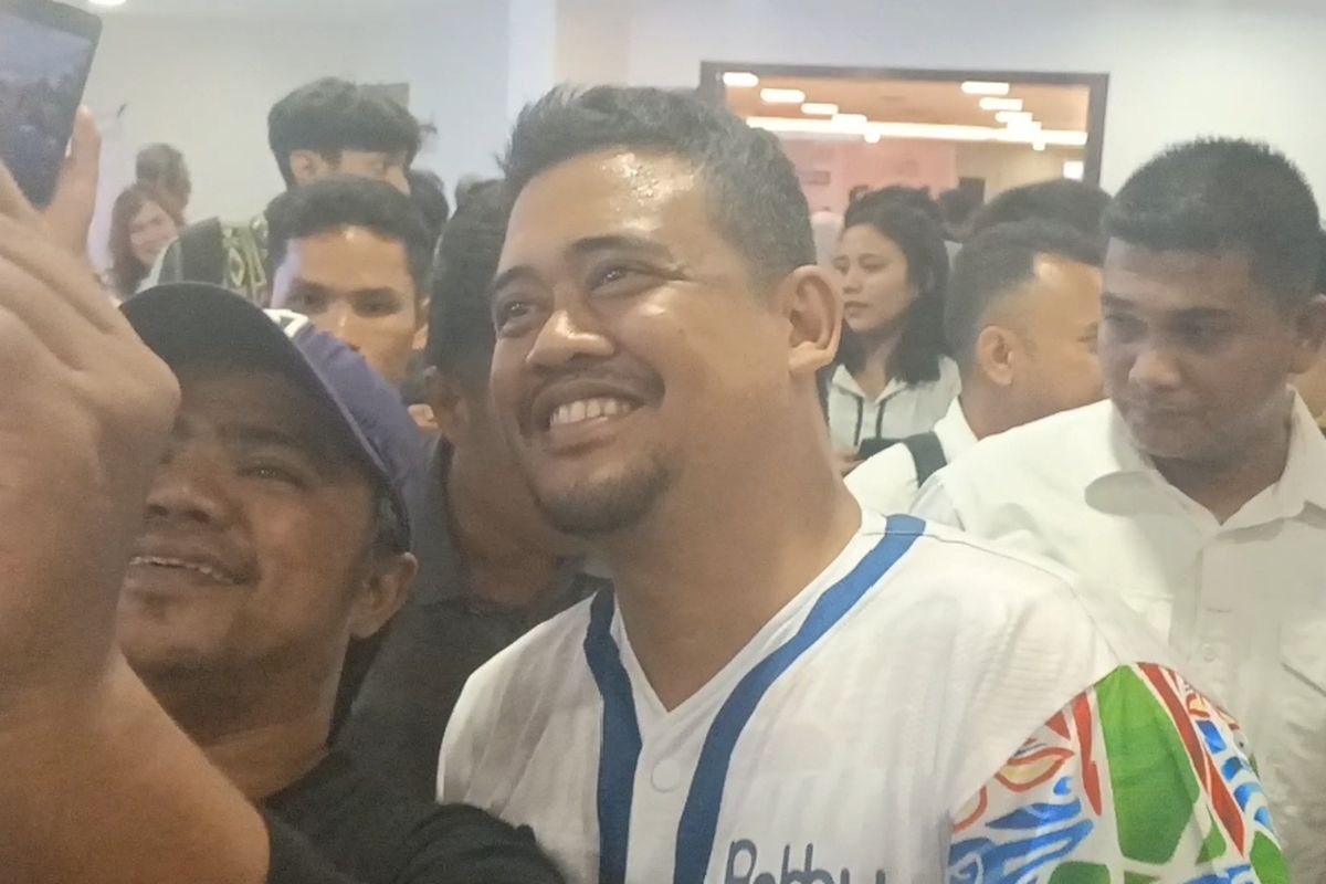 Calon gubernur Sumut nomor urut 1 Bobby Nasution saat bertemu pendukungnya di Tiara Convention Hotel, Medan, Kamis (24/10/2024)