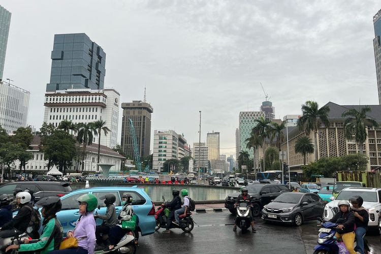 Situasi lalu lintas kendaraan karena penutupan Jalan Medan Merdeka Barat, Senin (17/2/2025).