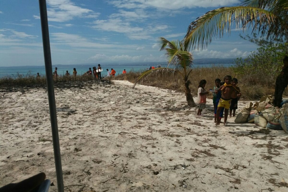 Pulau Kera didiami oleh 300 jiwa. Kendati memiliki potensi besar menjadi destinasi wisata, namun akses menuju pulau ini amat sulit.