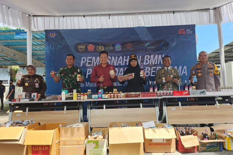 Bea Cukai Mataram Musnahkan Ratusan Handphone hingga Ribuan Rokok Ilegal Senilai Rp 298,02 Juta