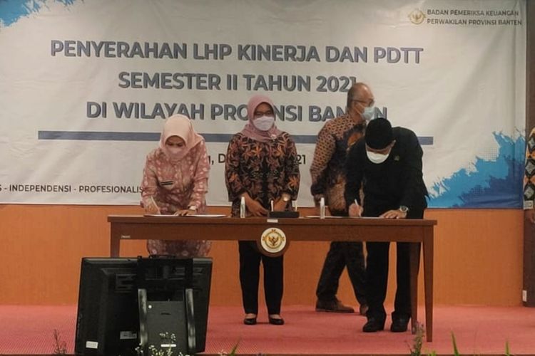 Kepala BPK RI Perwakilan Banten Novie Irawati saat menyerahkan hasil temuan pelaksanaan vaksin Covid-19 di Kabupaten Serang pada Jumat (24/12/2021).