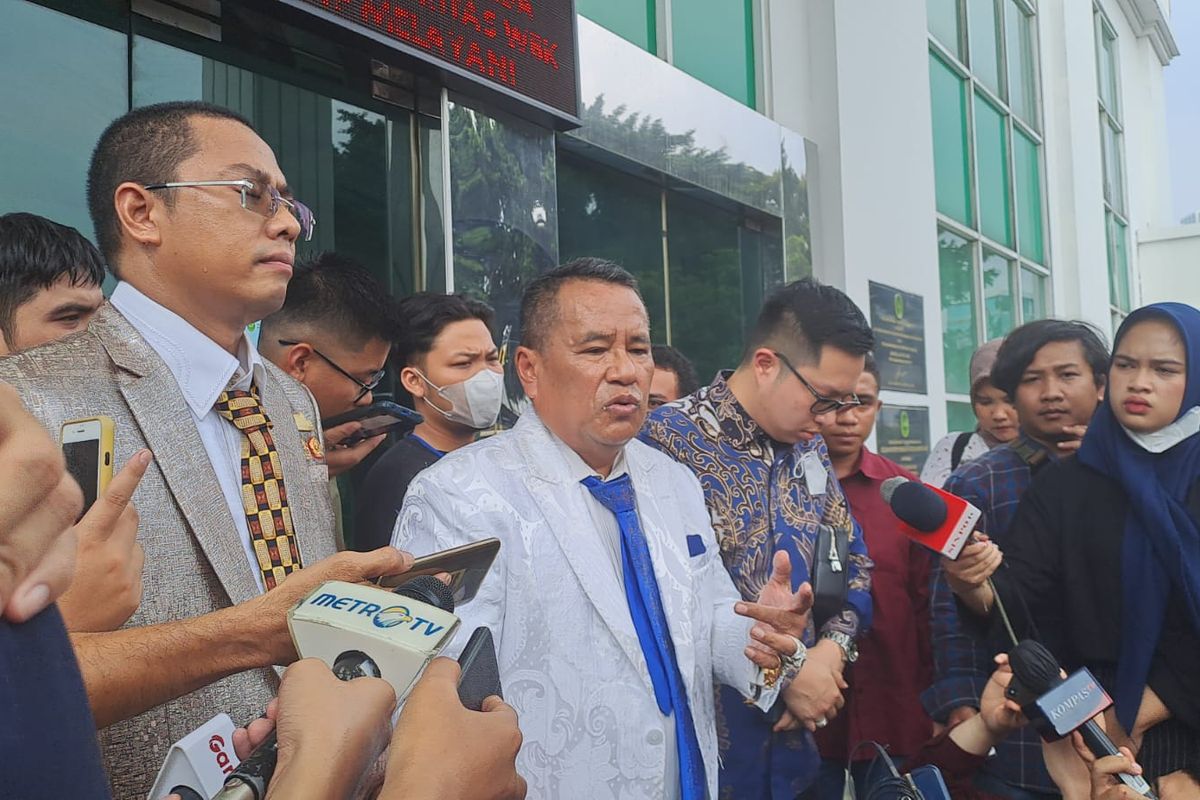 Penasihat hukum mantan Kapolda Sumatera Barat Irjen Teddy Minahasa, Hotman Paris Hutapea saat bertemu awak media di PN Jakarta Barat, Selasa (9/5/2023). 