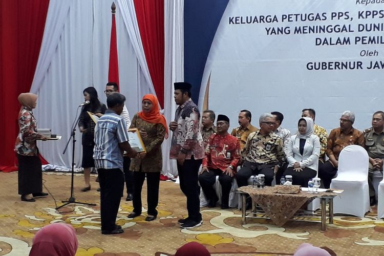 Acara pemberian santunan untuk keluarga tenaga Pemilu di gedung negara grahadi Surabaya, Jumat (26/4/2019)