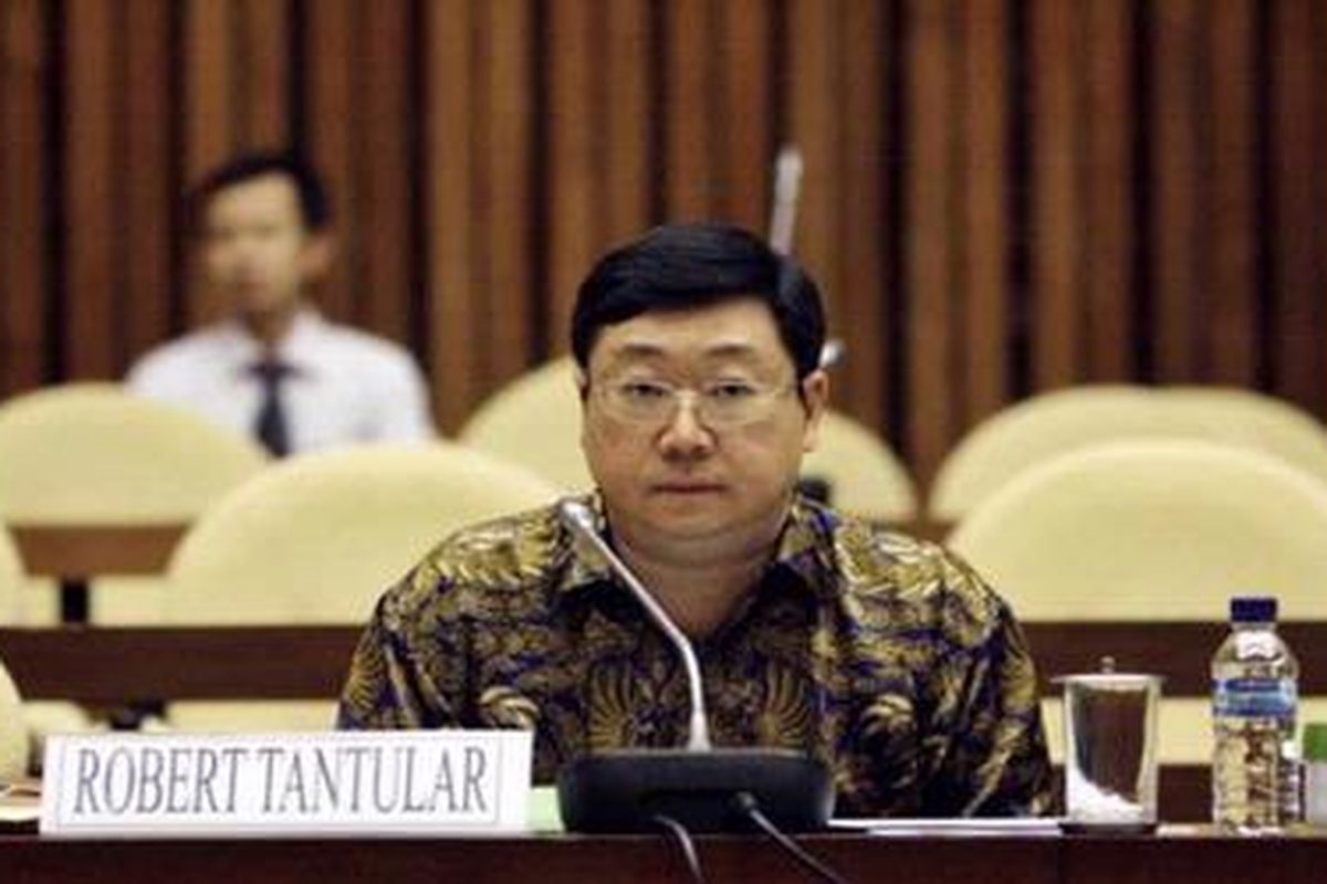 Mantan Direktur Bank Century, Robert Tantular memberikan keterangan kepada Tim Pansus Hak Angket Bank Century di Komplek Parlemen Senayan, Jakarta Pusat, Senin (11/01/2010). Pemeriksaan terkait dengan skandal Bank Century yang mengakibatkan kerugian negara Rp 6,7 Triliun. KOMPAS IMAGES/DHONI SETIAWAN