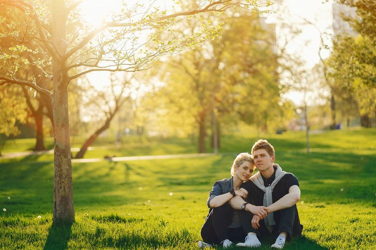 Bagaimana sikap zodiak saat jatuh cinta? Ada yang jadi penuh perhatian, ada pula yang justru bingung sendiri. Simak cara unik tiap zodiak mengungkap rasa.
