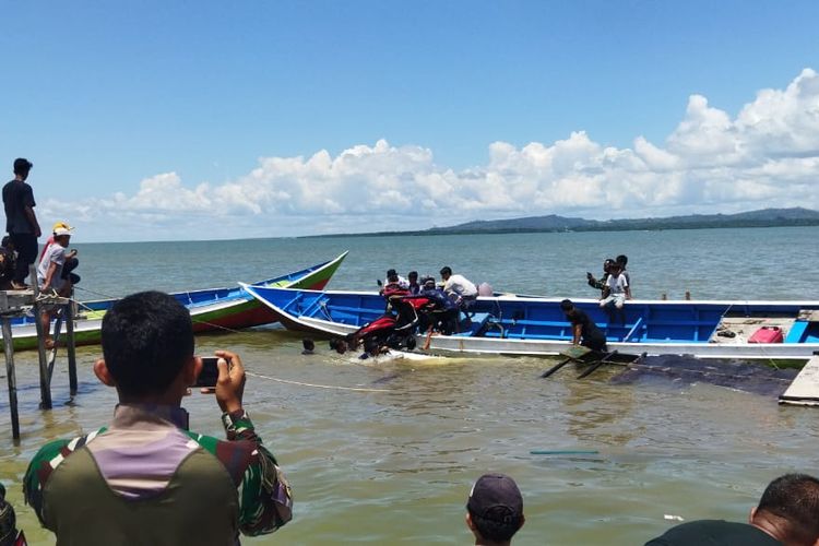 Sejumlah long boat di perairan Sebatik saat melakukan evakuasi terhadap motor korban yang tenggelam akibat insiden tabrakan kapal di dekat Dermaga Binalawan, Minggu (14/4/2024) malam