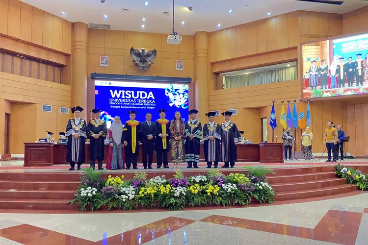 UT menggelar wisuda bagi 1.716 lulusan (11/7/2023) serta menganugerahkan wisudawan kehormatan kepada Ketua MPR RI Bambang Soesatyo dan Prof. Cecep Darmawan. 