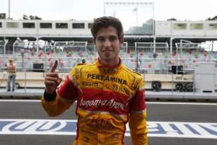 Pebalap Prema Racing asal Italia, Antonio Gipvinazzi, berpose setelah menjadi yang tercepat pada sesi kualifikasi GP2 Eropa di Sirkuit Baku, Azerbaijan, Jumat (17/6/2016).