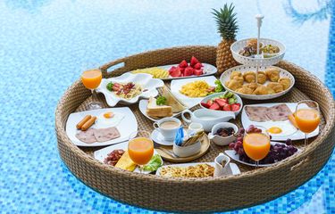 Apa Itu Floating Breakfast yang Makin Hits, Pelopornya Resor di ...