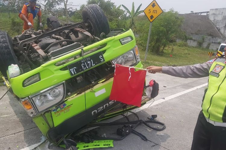 Kendaraan roda empat jenis minibus Isuzu dengan nomor polisi S 7413 JA mengalami kecelakaan tunggal hingga terbalik di tol Pandaan-Malang KM 83/A, Selasa (6/9/2022) sekitar pukul 10.00 WIB.