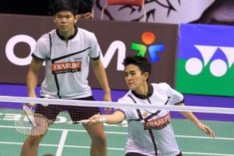 Ganda campuran Indonesia, Praveen Jordan (kiri)/Vita Marissa mengembalikan shuttlecock pada ganda Jerman, Max Schwenger/Carla Nelte, pada babak kedua Hongkong Open Superseries 2013, di Stadion Hongkong Coliseum, Kamis (21/11/2013).
