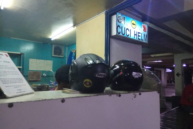 Gerai cuci helm di Atrium Senen, Jakarta Pusat, Senin (13/11/2017).