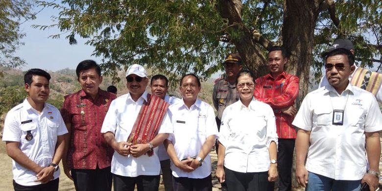 Menteri Pariwisata Arief Yahya menyempatkan diri melihat langsung pohon Asam Jokowi di Desa Tulakadi, Kecamatan Tasifeto Timur, Kabupaten Belu, Nusa Tenggara Timur (NTT), Kamis (4/10/2018). Pada tahun 2014, Presiden Joko Widodo, pernah singgah dan duduk bercerita dengan warga setempat, serta memberikan uang sebanyak Rp 112 juta kepada warga.