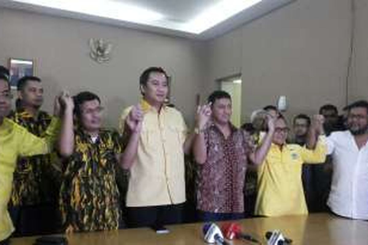 Dua kader Partai Golkar, yakni Ketua DPD DKI Jakarta Fayakhun Andriadi dan Ketua Angkatan Muda Partai Golkar Fahd A Rofiq (tengah) saat menyatakan berdamai di Kantor DPD DKI Jakarta di Cikini, Menteng, Jakarta Pusat, Selasa (6/12/2016) sore. Perdamaian Fayakhun dan Fahd dilakukan setelah keduanya sempat berseteru yang berujung perkelahian di Hotel Grand Hyatt, Minggu (4/12/2016). 