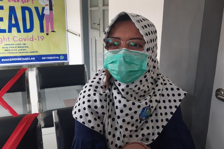 Ika Pratiwi seusai disuntik vaksin Covid-19 di Puskesmas Stabelan, Solo, Jawa Tengah, Jumat (15/1/2021).