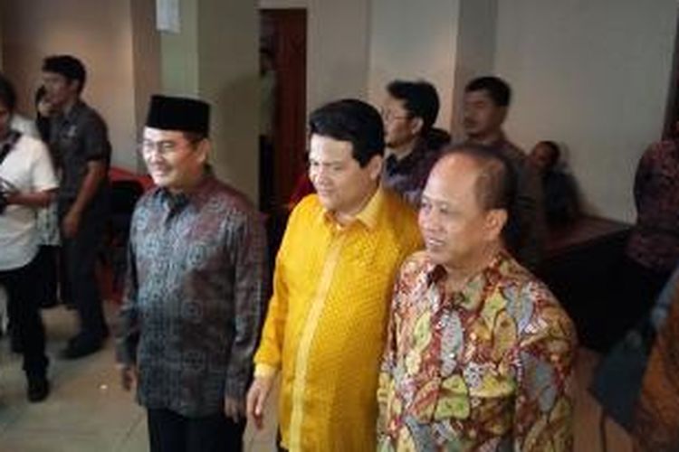 Ketua DKPP Jimly Asshiddiqie, Ketua KPU Husni Kamil Manik, dan Menteri Riset Teknologi dan Pendidikan Tinggi Muhammad Nasir, di Gedung KPU, Jakarta Pusat, Kamis (30/7/2015).