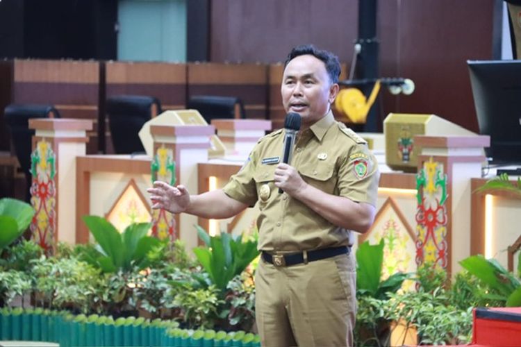 Gubernur Kalteng Sugianto Sabran dalam kegiatan Penyuluhan Penyiapan Tenaga Kerja Siap Pakai bagi Siswa-Siswi Sekolah Menengah Atas (SMA) dan Sekolah Menengah Kejuruan (SMK) di Kalteng Tahun 2024. Acara ini berlangsung di Aula Jayang Tingang, Kantor Gubernur Kalteng, Senin (21/10/2024).