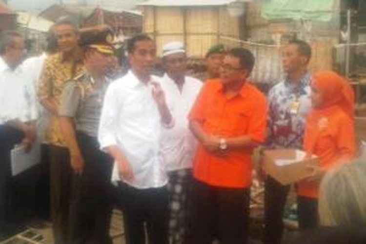 Presiden Joko Widodo blusukan di kampung kumuh nelayan di Kelurahan Tambaklorok, Kota Semarang, Selasa (2/12/2014) sore. 