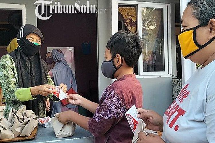 Warga antre untuk membeli nasi goreng PPKM di Solo, Jawa Tengah, Selasa (10/8/2021). 